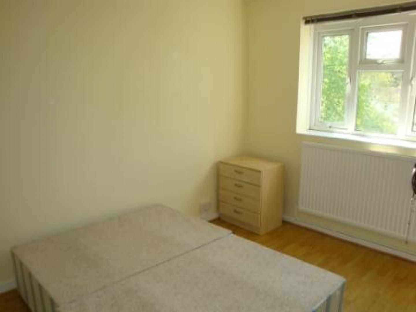 			3 Bedroom, 1 bath, 1 reception Flat			 Elmfield Road, FINCHLEY